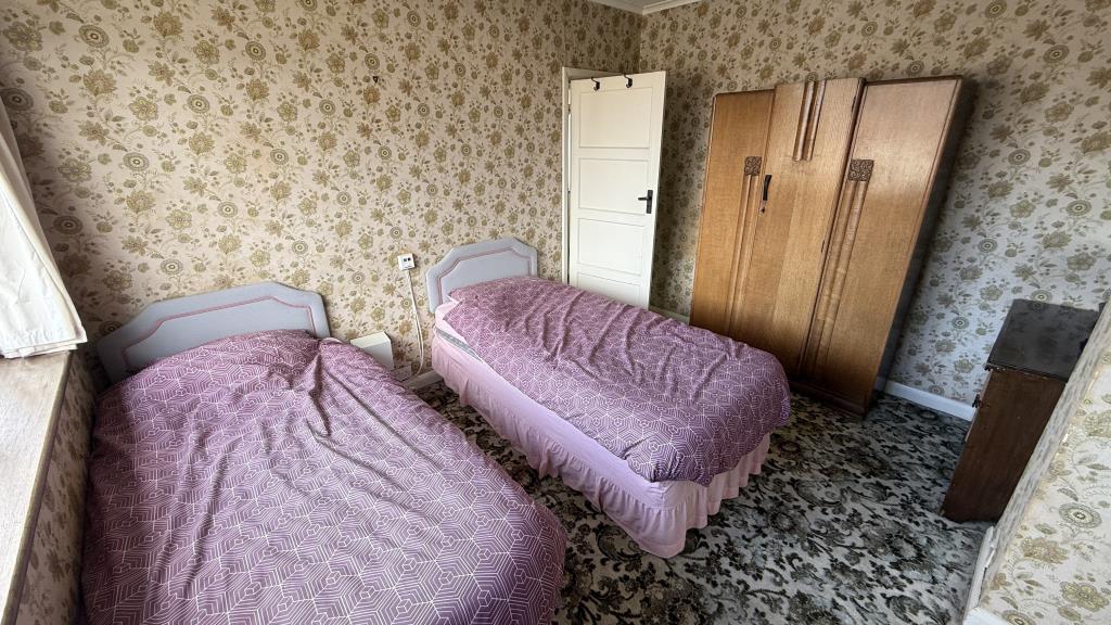 Lot: 32 - VACANT HOUSE FOR IMPROVEMENT - Internal image of main bedroom from window corner